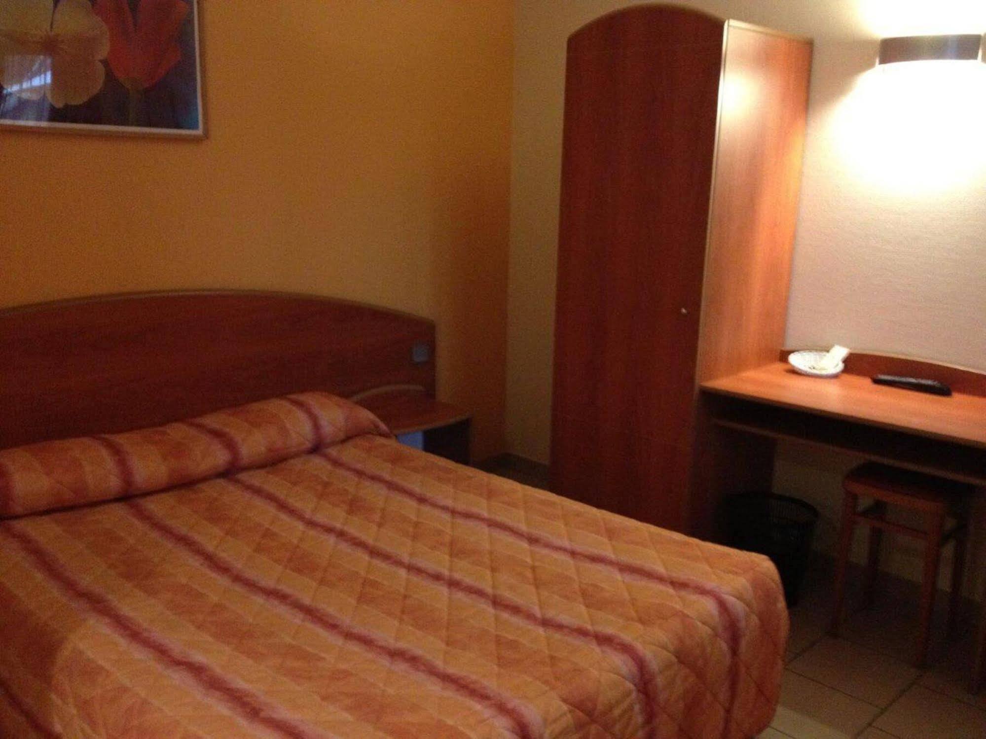 Hotel Logis - Les Paturelles 2*